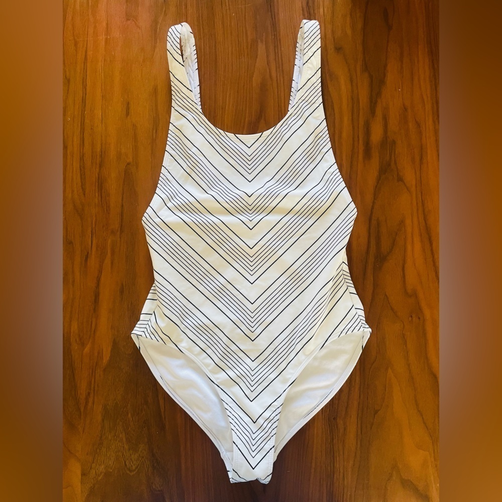 Athleta 32B/C white striped chevron one piece swimsuit with low back